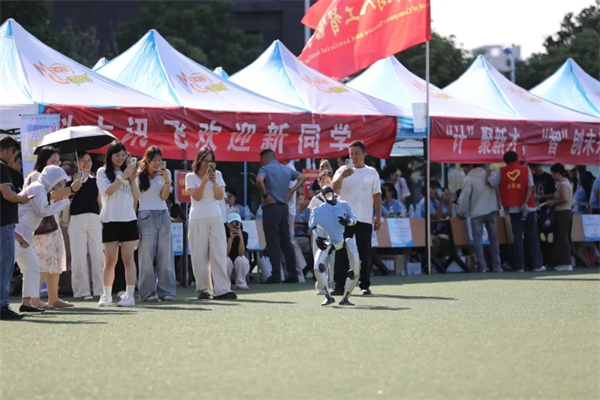 两种视角!河南高校迎新现场的“AB面”