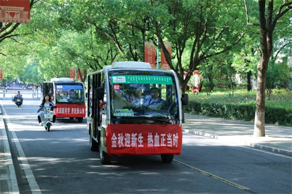 两种视角!河南高校迎新现场的“AB面”