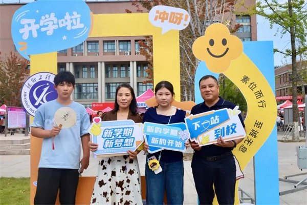 两种视角!河南高校迎新现场的“AB面”