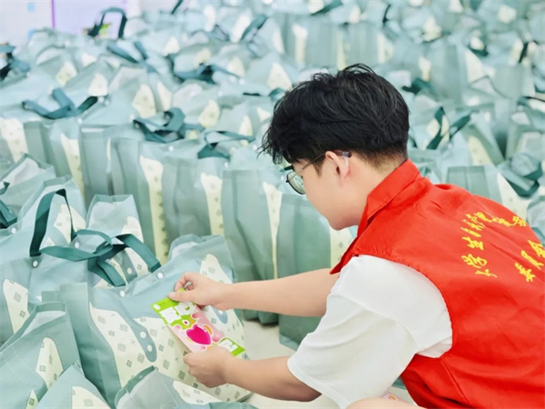 两种视角!河南高校迎新现场的“AB面”