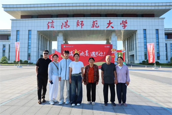 两种视角!河南高校迎新现场的“AB面”