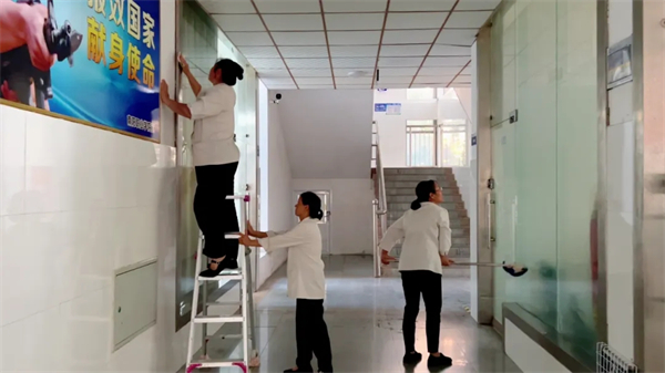 两种视角!河南高校迎新现场的“AB面”