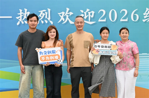 两种视角!河南高校迎新现场的“AB面”