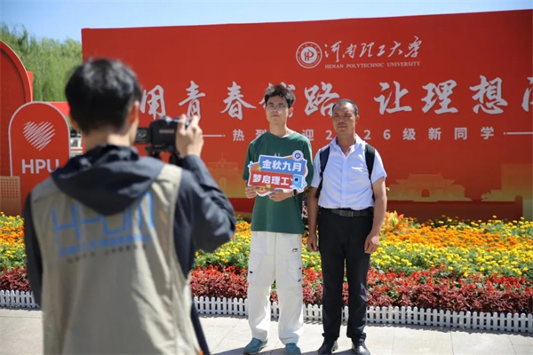 两种视角!河南高校迎新现场的“AB面”
