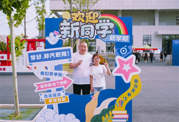 两种视角!河南高校迎新现场的“AB面”