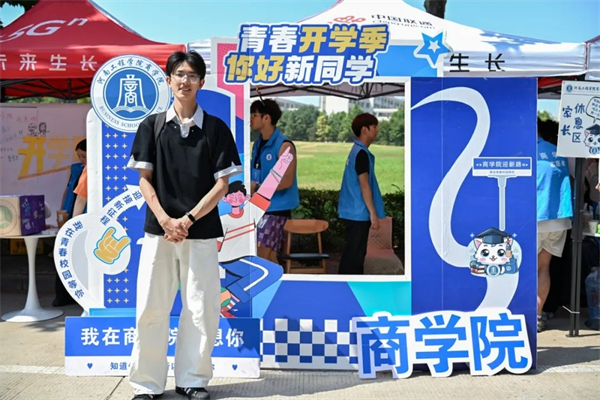 两种视角!河南高校迎新现场的“AB面”