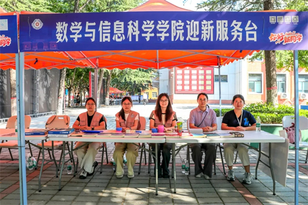 两种视角!河南高校迎新现场的“AB面”