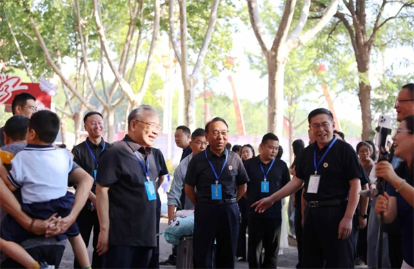 两种视角!河南高校迎新现场的“AB面”