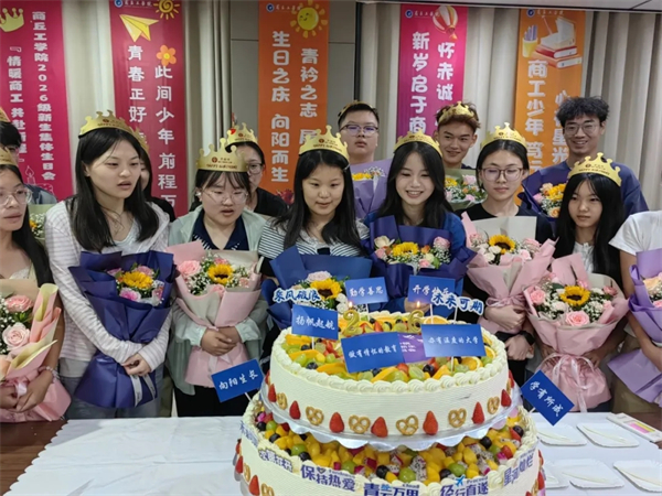 两种视角!河南高校迎新现场的“AB面”