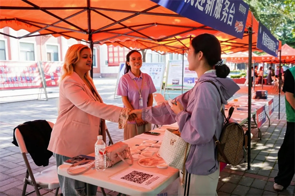 两种视角!河南高校迎新现场的“AB面”