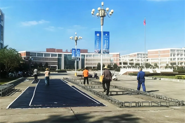 两种视角!河南高校迎新现场的“AB面”