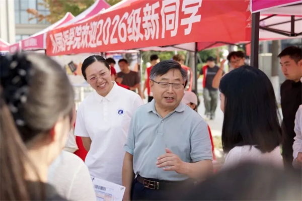 两种视角!河南高校迎新现场的“AB面”