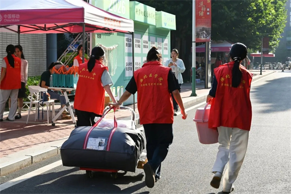 两种视角!河南高校迎新现场的“AB面”