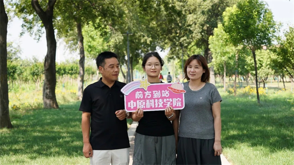 两种视角!河南高校迎新现场的“AB面”