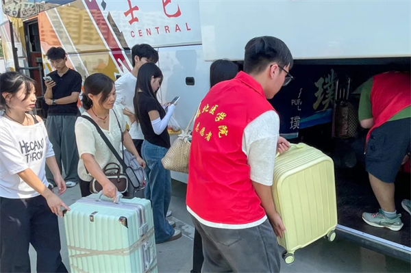 两种视角!河南高校迎新现场的“AB面”