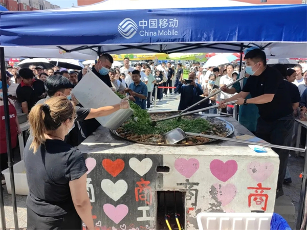 两种视角!河南高校迎新现场的“AB面”
