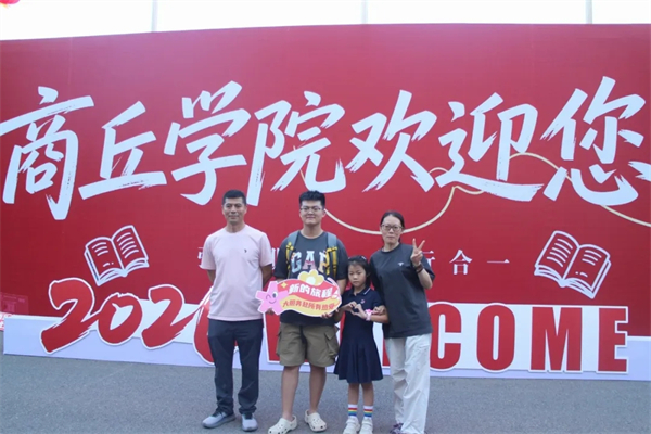两种视角!河南高校迎新现场的“AB面”