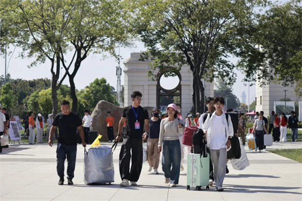 两种视角!河南高校迎新现场的“AB面”