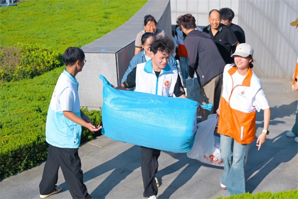 两种视角!河南高校迎新现场的“AB面”