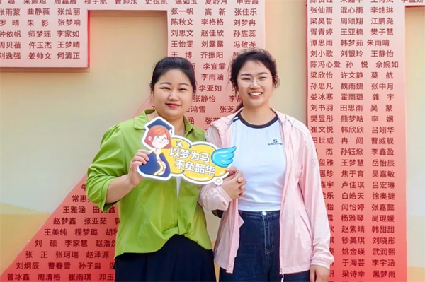 两种视角!河南高校迎新现场的“AB面”