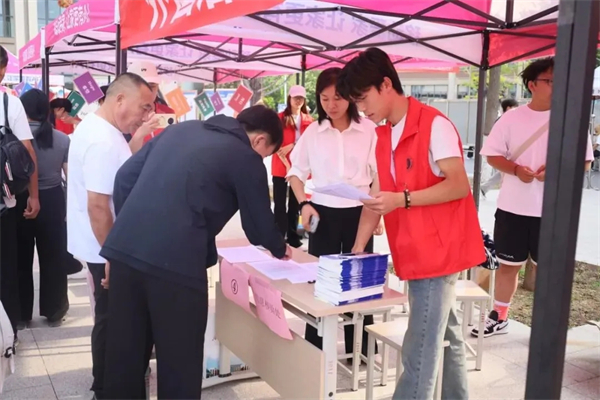 两种视角!河南高校迎新现场的“AB面”