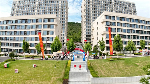 两种视角!河南高校迎新现场的“AB面”