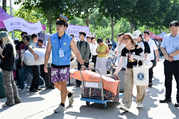 两种视角!河南高校迎新现场的“AB面”