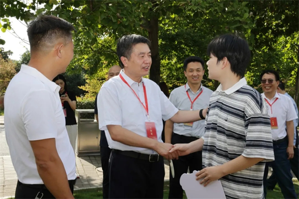 两种视角!河南高校迎新现场的“AB面”