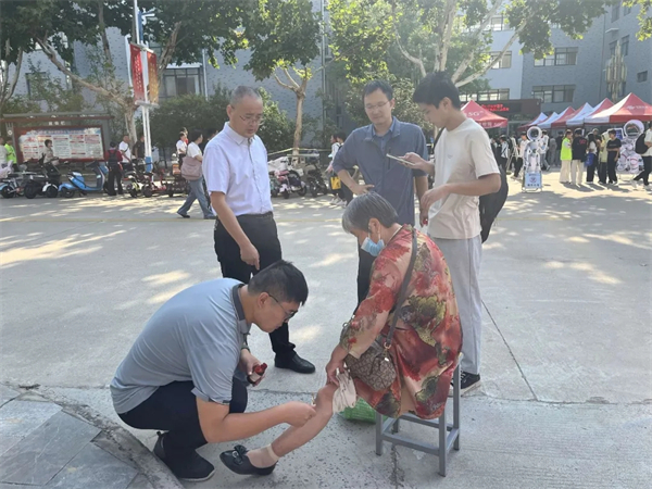 两种视角!河南高校迎新现场的“AB面”