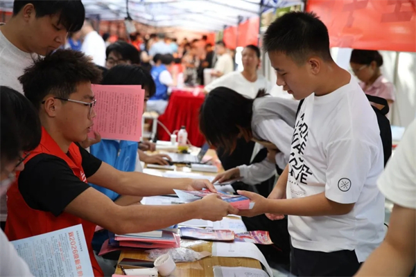两种视角!河南高校迎新现场的“AB面”