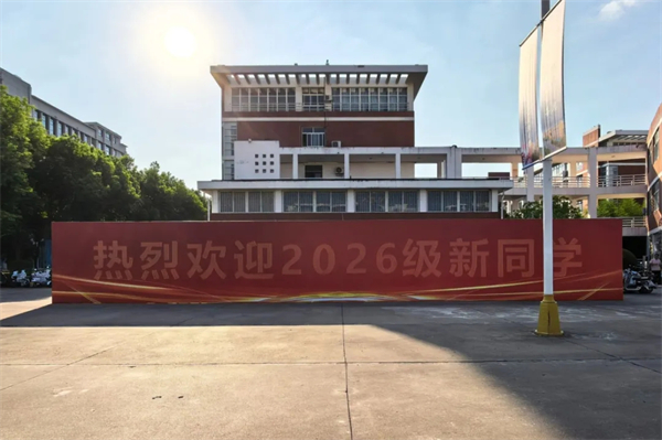 两种视角!河南高校迎新现场的“AB面”