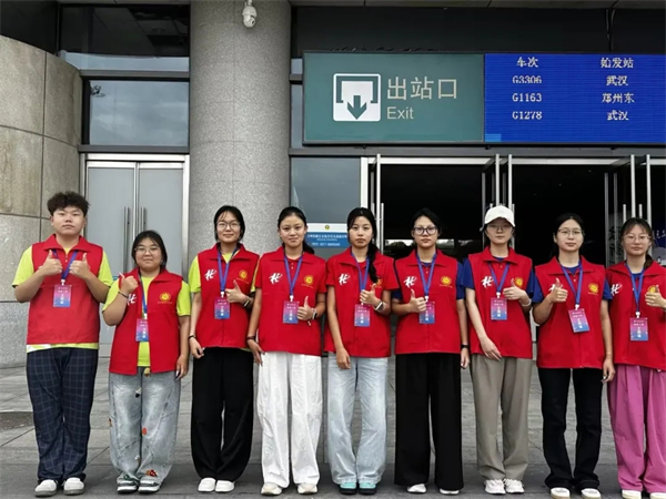 两种视角!河南高校迎新现场的“AB面”