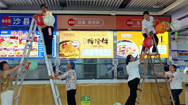 两种视角!河南高校迎新现场的“AB面”