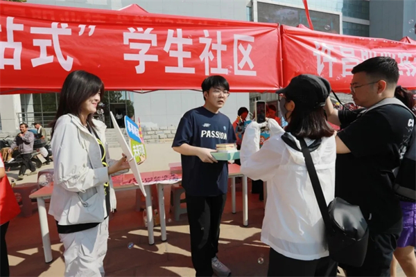 两种视角!河南高校迎新现场的“AB面”