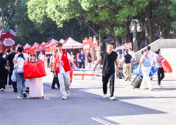 两种视角!河南高校迎新现场的“AB面”