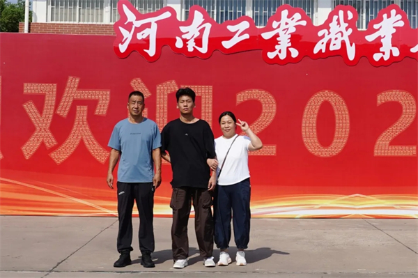 两种视角!河南高校迎新现场的“AB面”