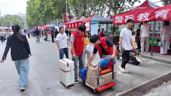 两种视角!河南高校迎新现场的“AB面”