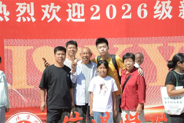 两种视角!河南高校迎新现场的“AB面”