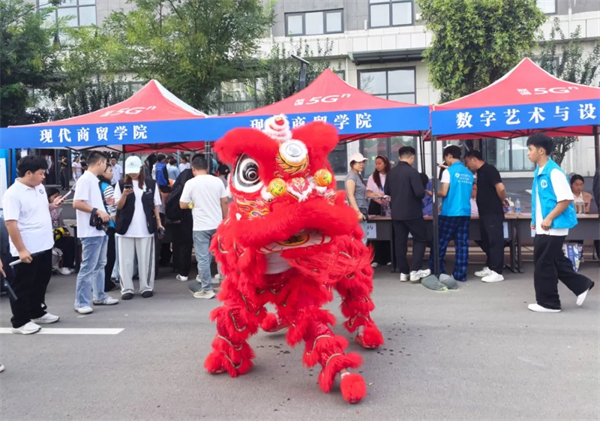 两种视角!河南高校迎新现场的“AB面”