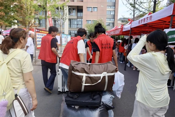 两种视角!河南高校迎新现场的“AB面”