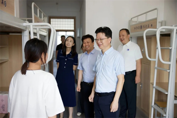 两种视角!河南高校迎新现场的“AB面”