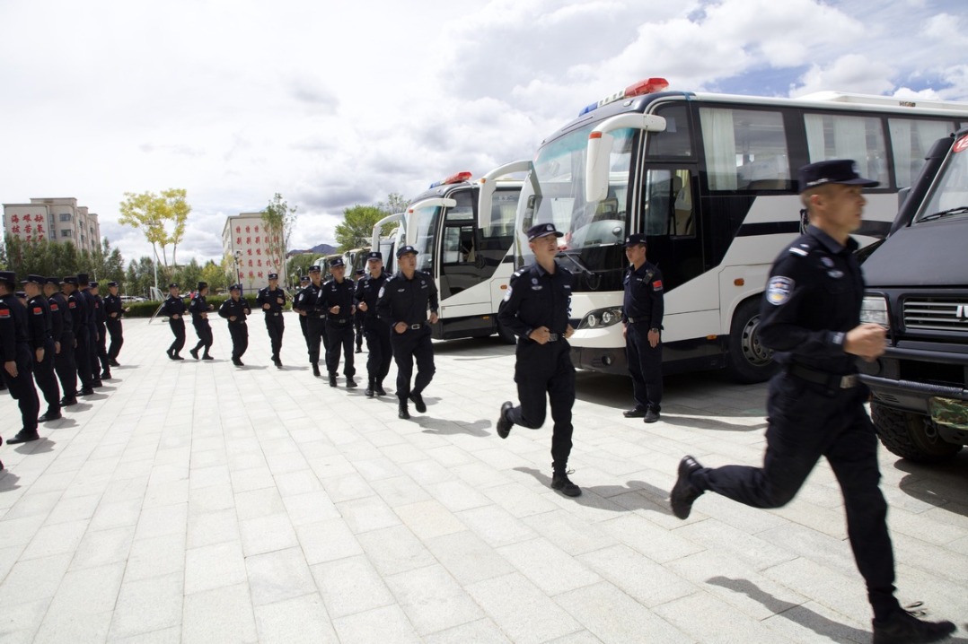 Xi urges police to uphold duty as guardians