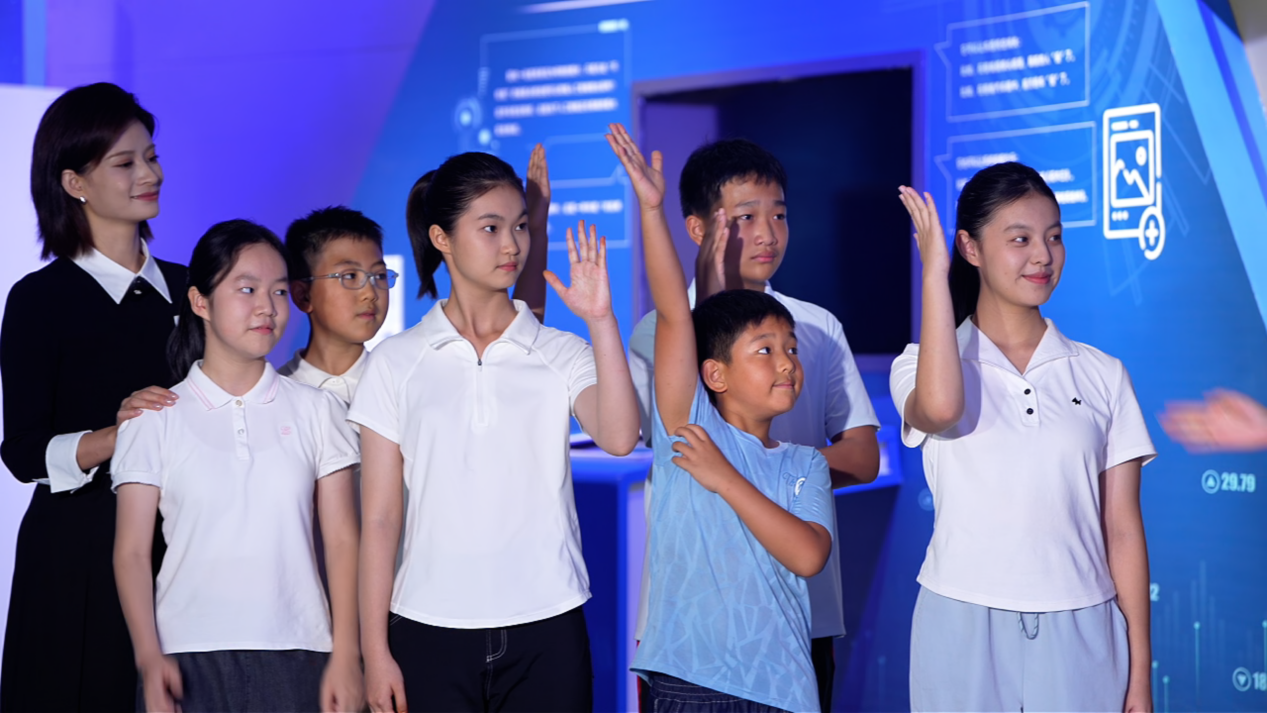在趣味体验中播撒平安火种<br>——2026年河南省中小学生“开学安全第一课”收获热烈反响