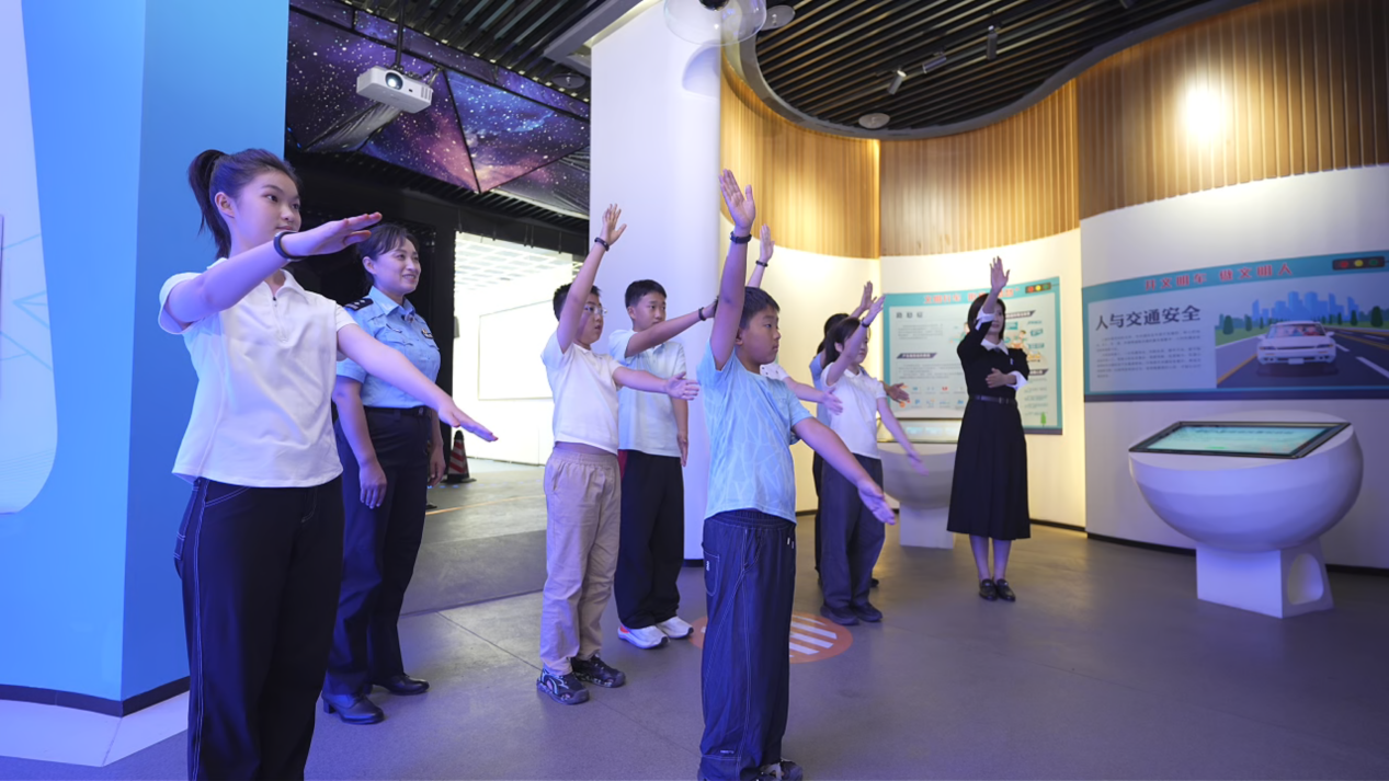 在趣味体验中播撒平安火种<br>——2026年河南省中小学生“开学安全第一课”收获热烈反响