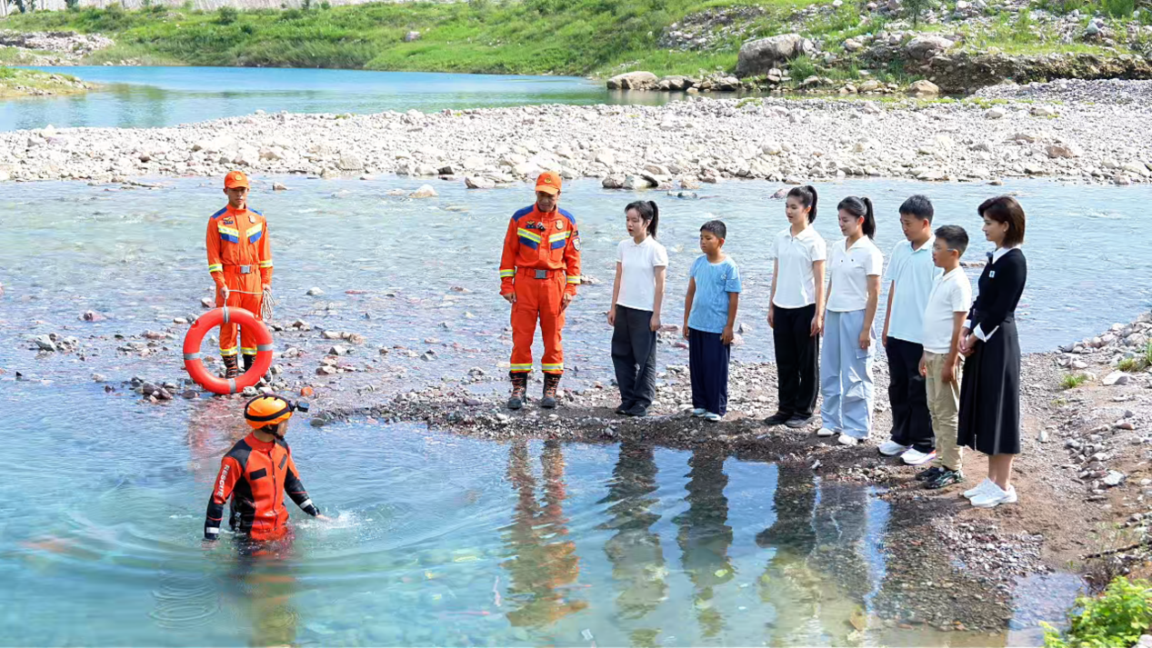 在趣味体验中播撒平安火种<br>——2026年河南省中小学生“开学安全第一课”收获热烈反响