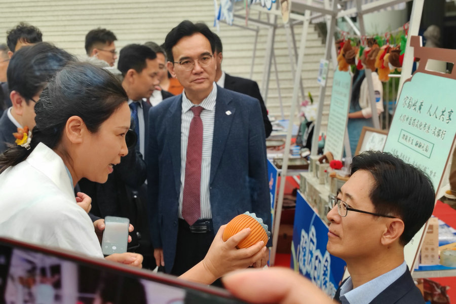 Henan, Gyeongsangbuk-do hold calligraphy and painting exchange