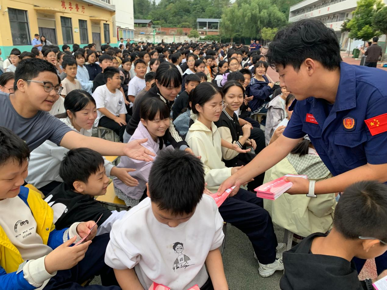 鲁山县应急救援大队开展“开学第一课”<br>全方位守护校园平安开学季