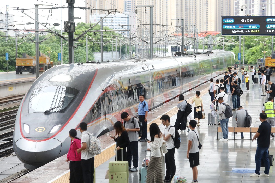 China's railways handle a record 3.32b passenger trips in first eight months