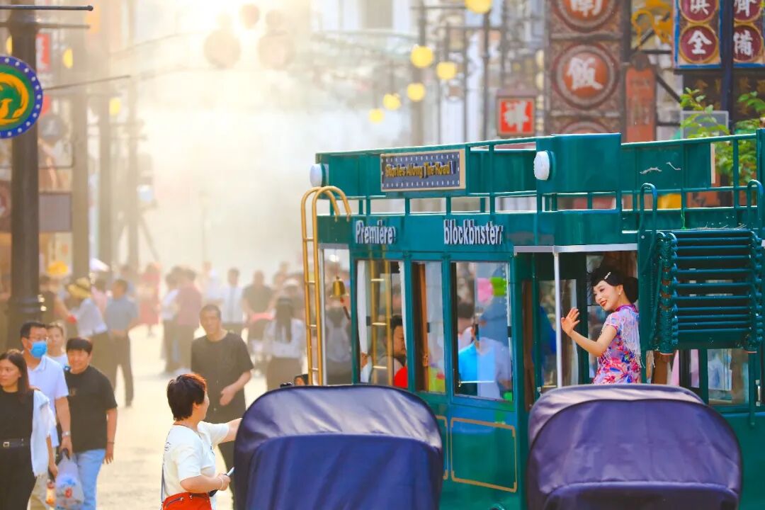 What makes Zhengzhou a national tourism hub?