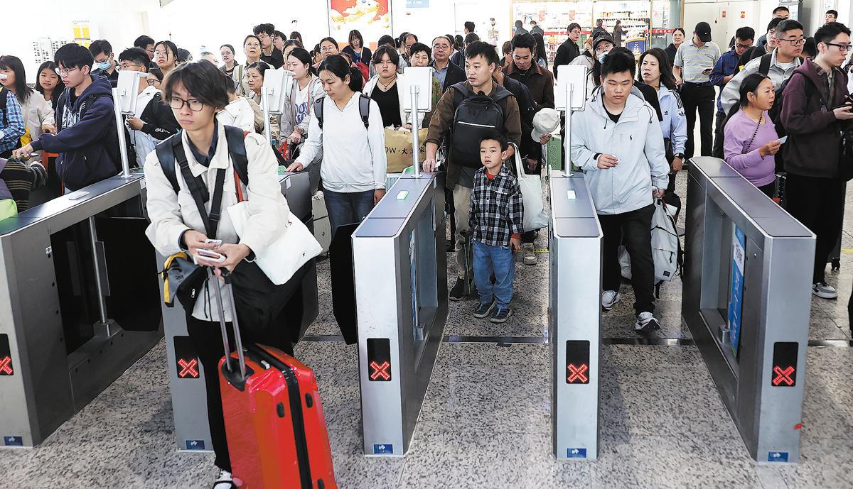 Longer holidays fuel tourism, create spending spree Longer holidays fuel tourism, create spending spree
